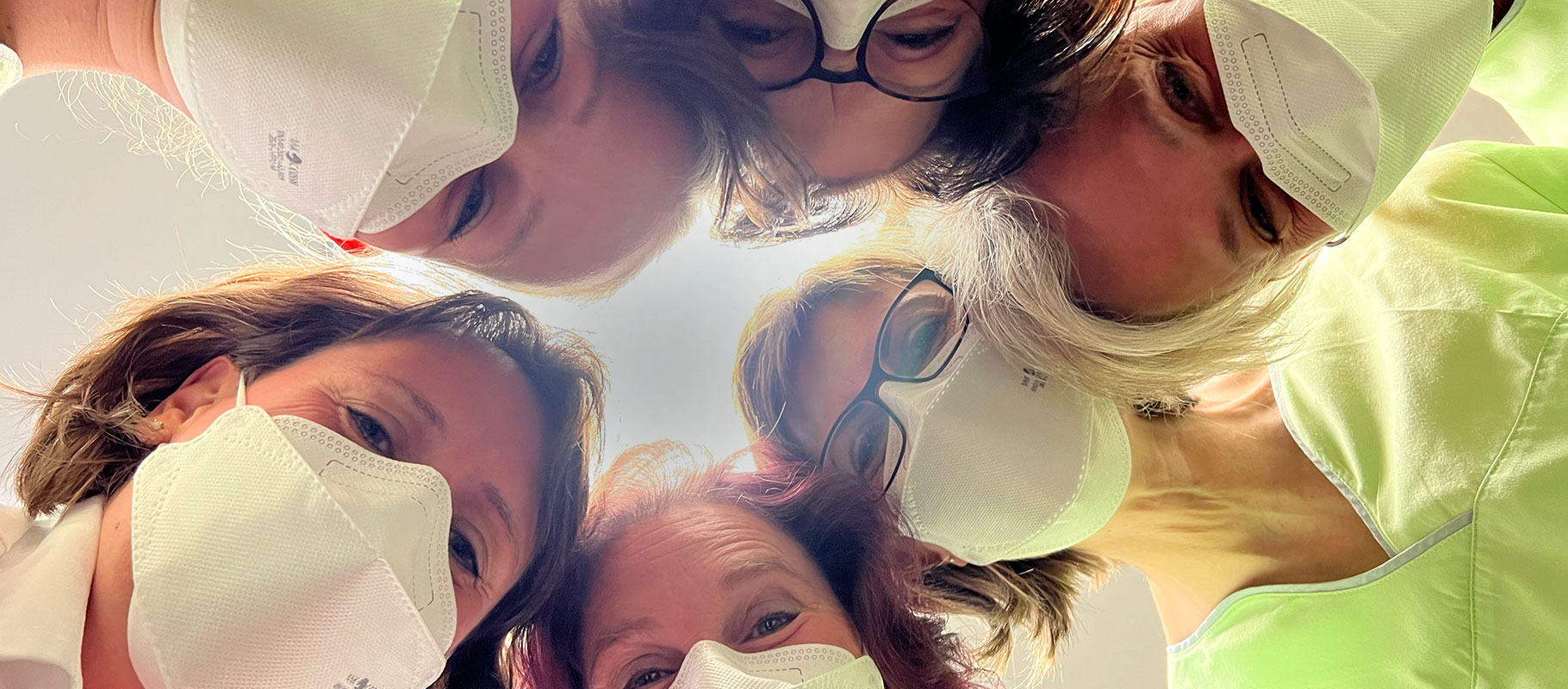 Das Team der Zahnarztpraxis Gruber in Bad Pyrmont freut sich auf Ihren Besuch. Mit Freundlichkeit und Kompetenz steht Ihnen ein erfahrenes Zahnarztteam während der Behandlung zur Seite. Zahnärztin Ulrike Gruber und Team in ihrer Praxis in der Schillerstraße in Bad Pyromont