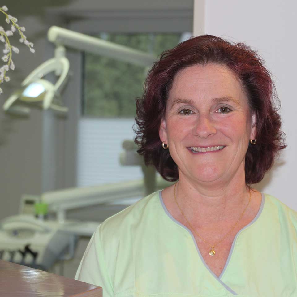 Zahnarzthelferin Anja Chaudoire untersützt bei Zahnbehandlungen und professioneller Zahnreinigung