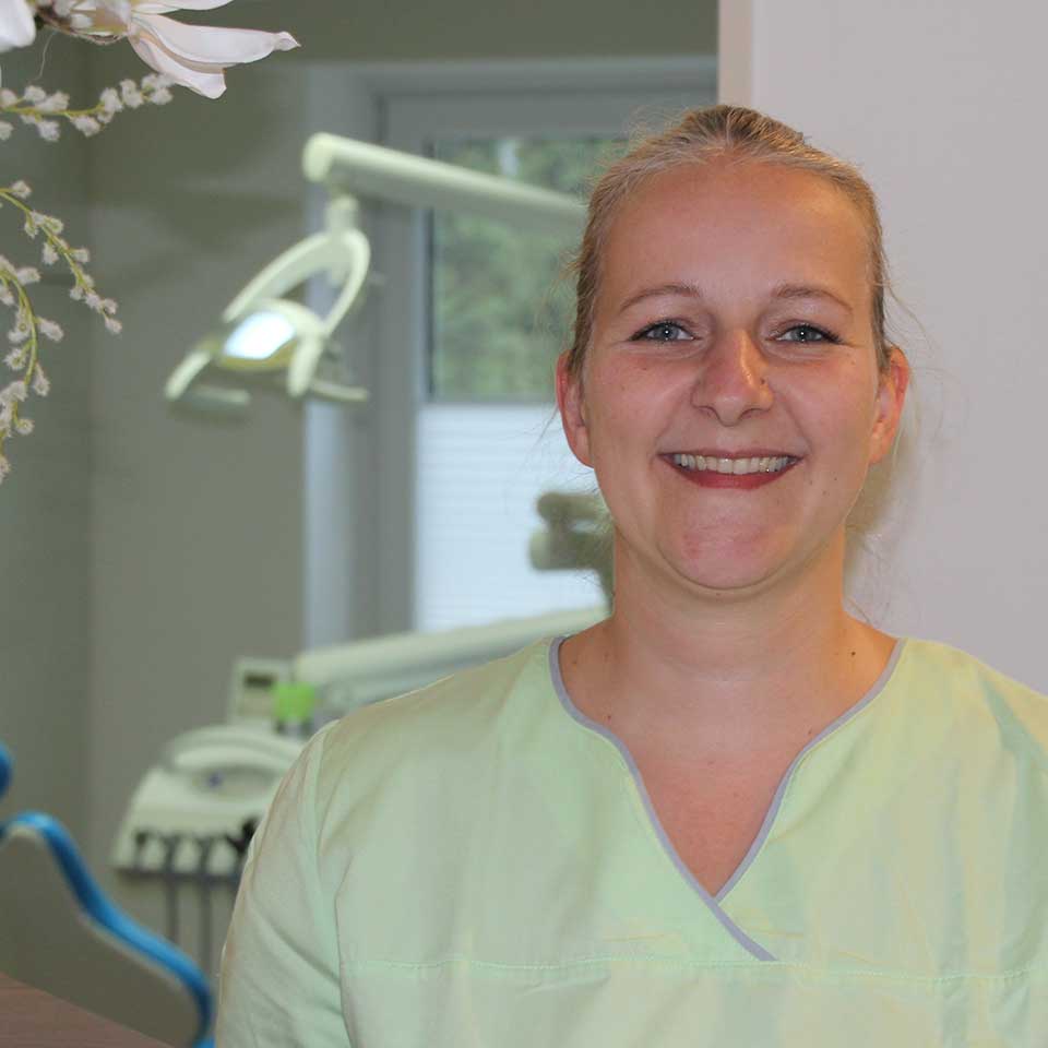 Zahnarzthelferin Melanie Kossert ist Prophylaxeassistentin in unser Zahnarztpraxis Zahnarzthelferin Melanie Kossert ist Prophylaxeassistentin