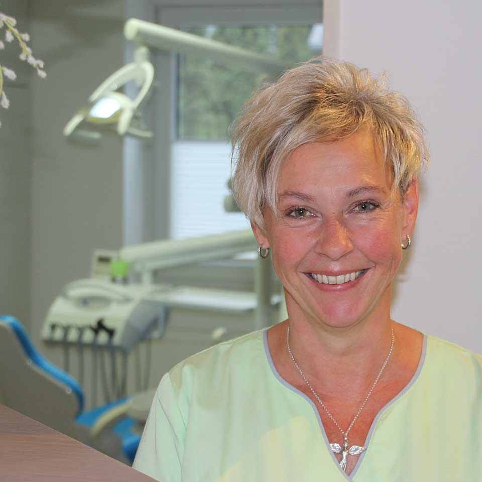 Zahnarzthelferin Sandra Sharp unterstützt bei der Terminvergabe für Ihre Zahnbehandlung und Zahnprophylaxe. Zahnarzthelferin Sandra Sharp ist zuständig bei Zahnbehandlungs- und Prophylaxeterminen