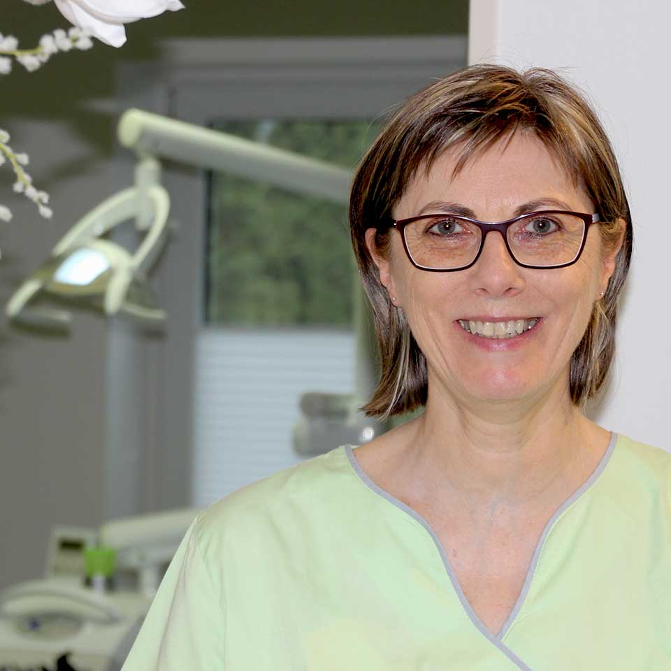 Zahnarzthelferin Silvia Hochscherff, Zahnmedizinische Verwaltungsassistentin
