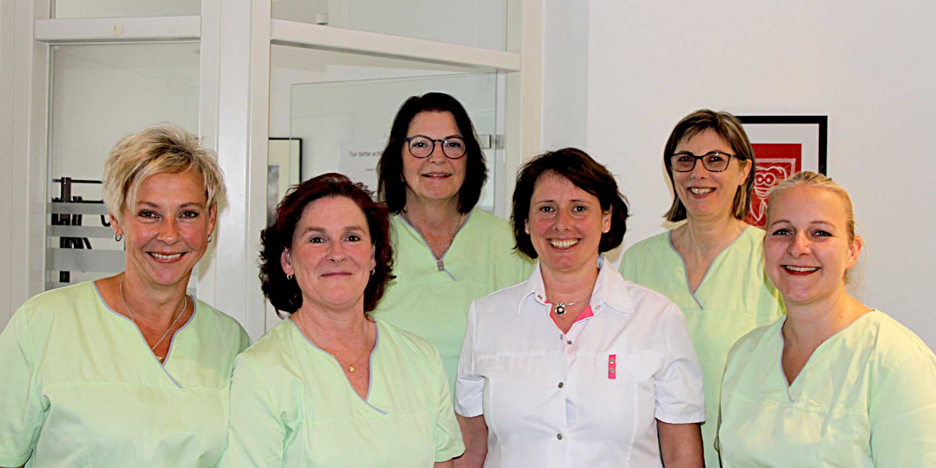 Das Zahnarztteam Ulrike Gruber in Bad Pyrmont freut sich auf Ihren Besuch Das Zahnarztteam Ulrike Gruber in Bad Pyrmont freut sich auf Ihren Besuch