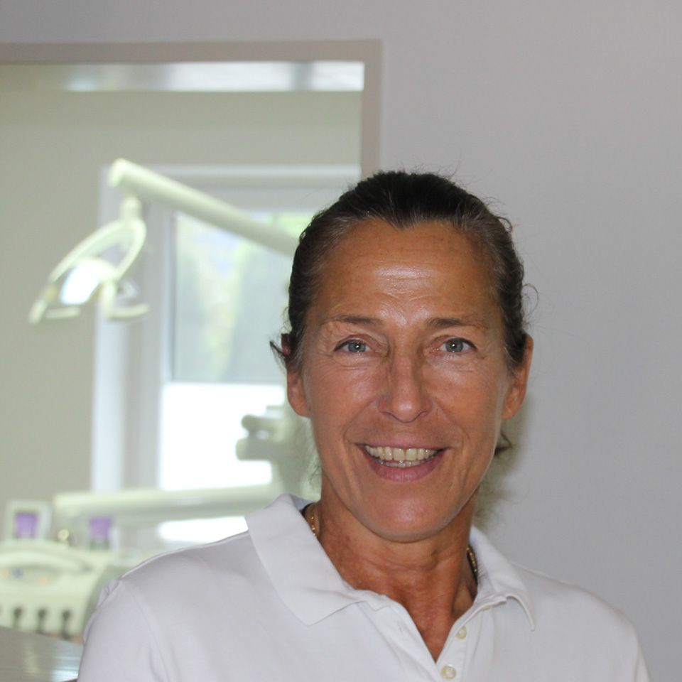 Zahnarzthelferin Michaela Esteve ist zuständig für Ihre Zahnbehandlungs- und Prophylaxetermine