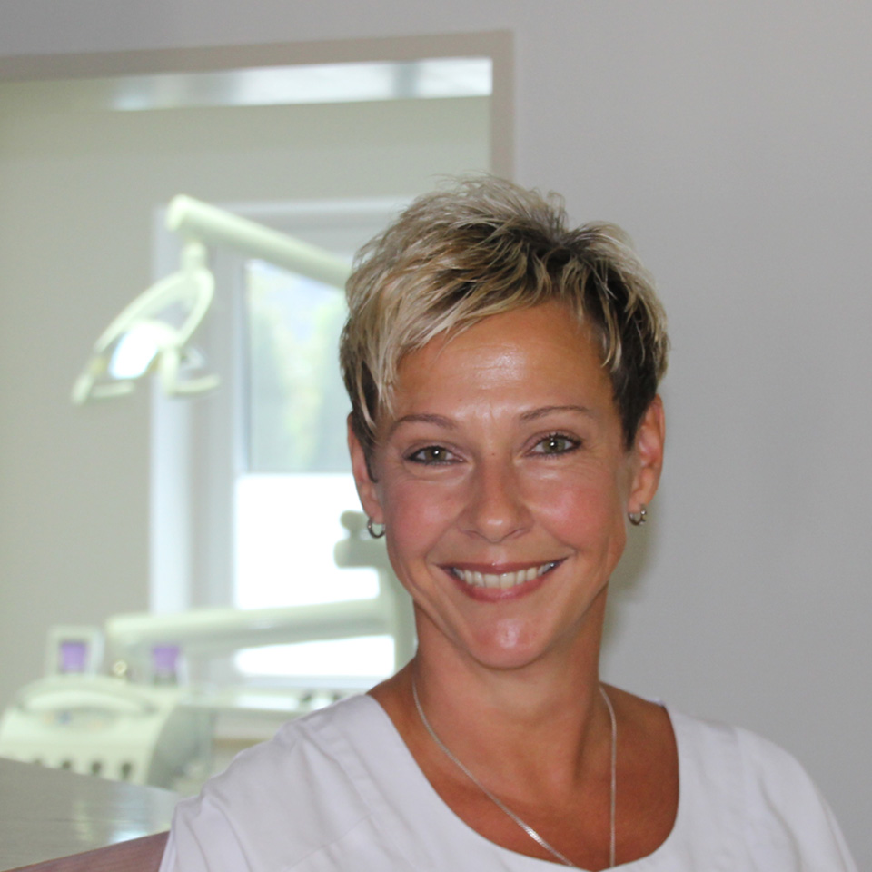 Zahnarzthelferin Sandra Sharp untersützt bei Zahnbehandlungen und professioneller Zahnreinigung