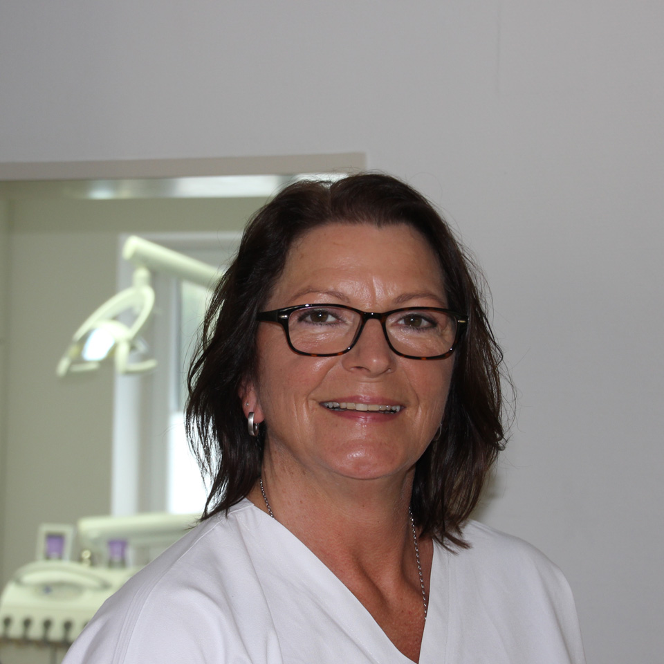 Zahnarzthelferin Sigrun Fritzsch untersützt bei Zahnbehandlungen und professioneller Zahnreinigung